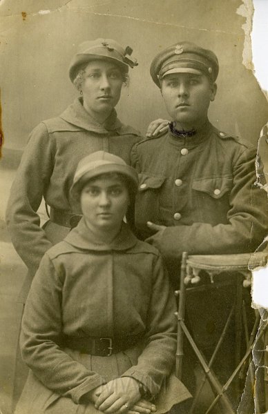 KKE 3879.jpg - Antoni Kwiatkowski - ojciec Eugenii Chaleckiej, z siostrami: Elżbieta i Maria, 1919 r.